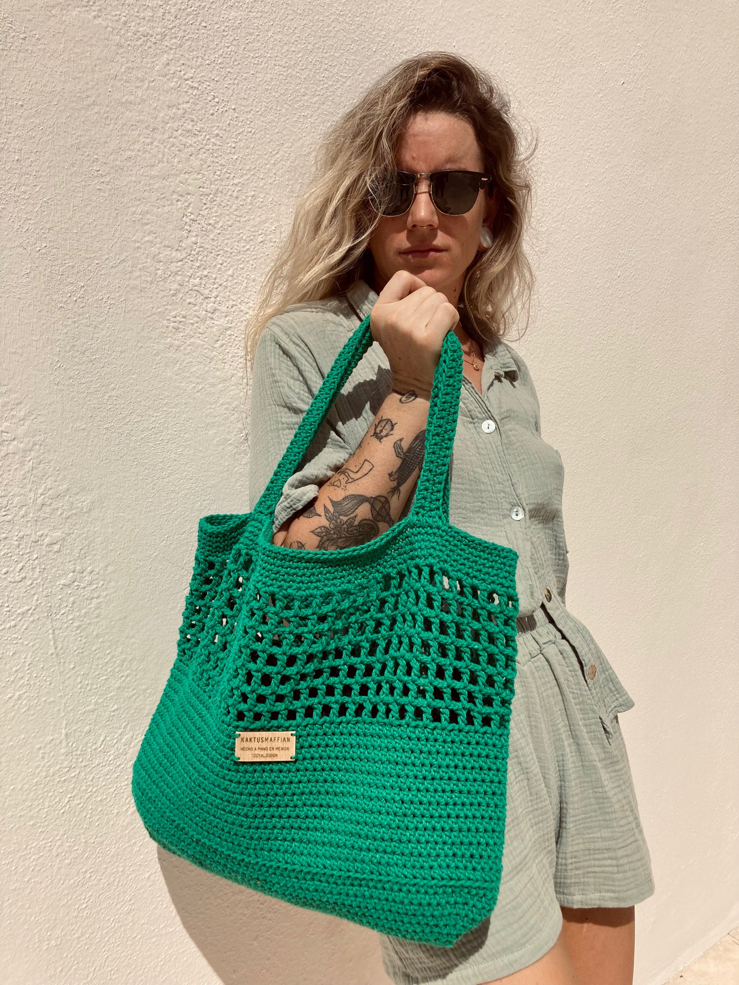 Love love this strong green color for this tote bag, it's hand crocheted from 100% cotton.